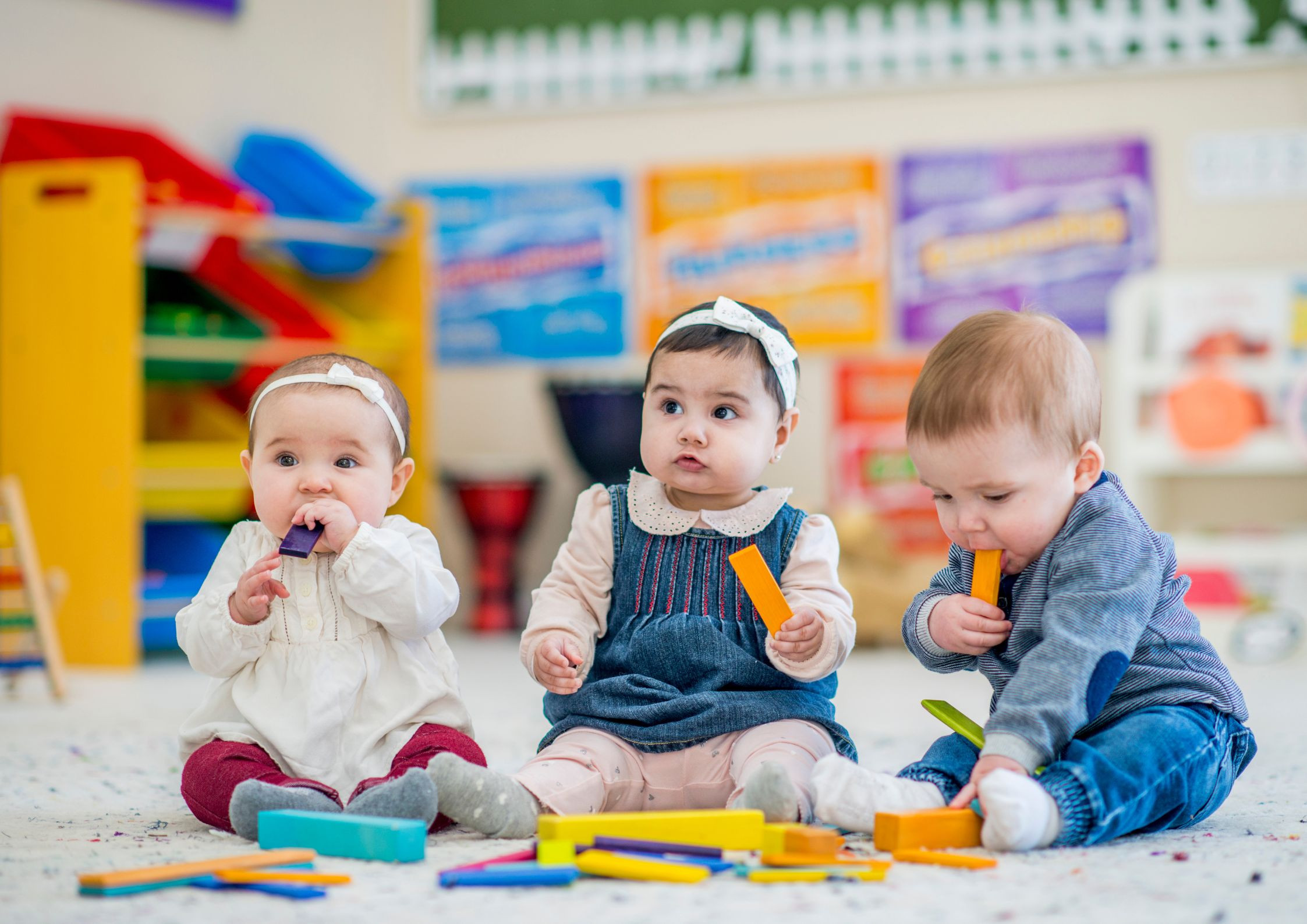 7 zabaw, które pomogą w rozwijaniu umiejętności poznawczych niemowlaka